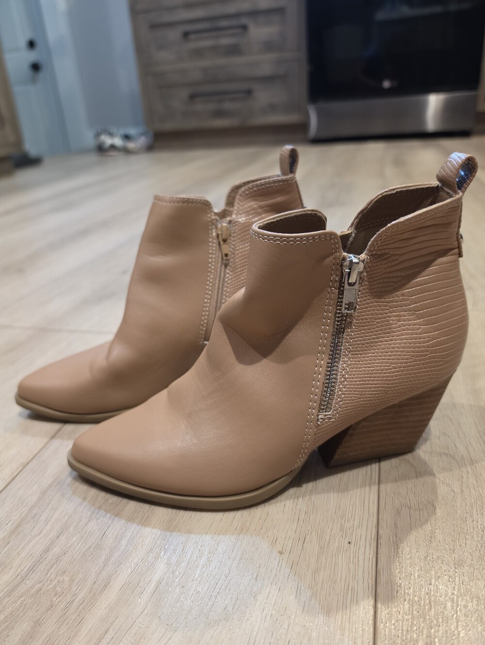 DV Dolce Vita Kooley Ankle Booties Size 7 Tan Pointed Toe Block Heel